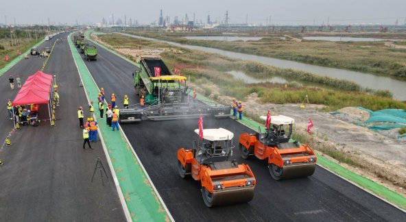 津岐公路(东风大桥-南堤路)拓宽改造工程无人碾压集群配合.jpeg